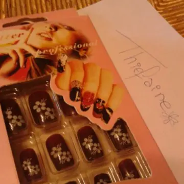 Faux ongles, Inconnue