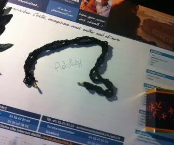 Collier perlé noir, Inconnue