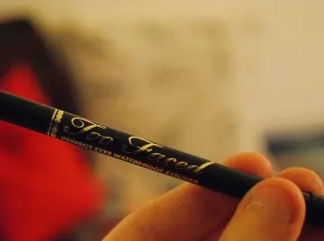 Crayon noir, Too Faced