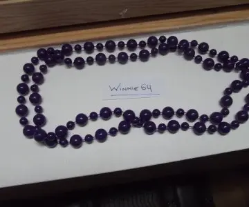 sautoir violet, Inconnue