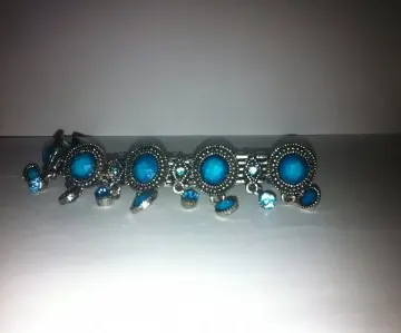 Bracelets bleu, Inconnue