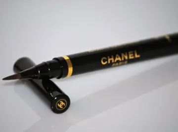 Liner écriture de Chanel, Chanel