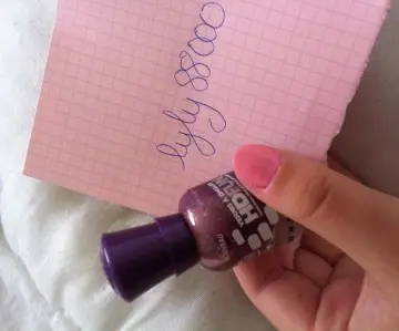 Violet pailleté, Modélite
