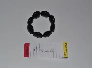 Bracelet perle noir, Inconnue