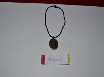 Collier ethnique, Inconnue