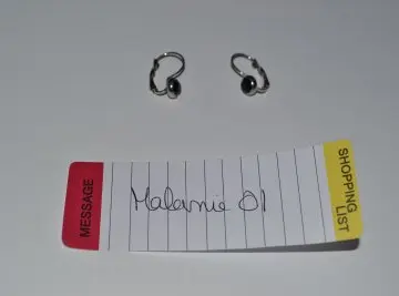 Boucle d'oreille noir, Inconnue