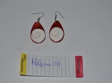 Boucle d'oreille rouge, Inconnue
