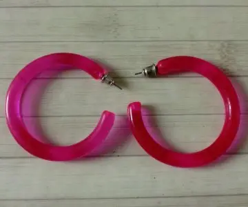 Créoles Rose fluo, Inconnue