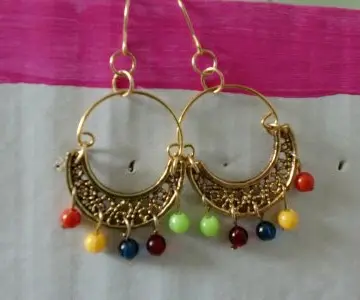 Boucles d'oreilles or et multicolore, Inconnue