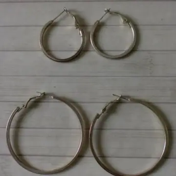Boucles d'oreilles anneaux, Inconnue