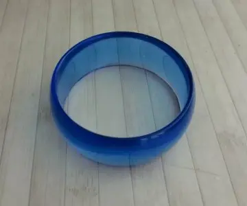 Bracelet Bleu, Inconnue