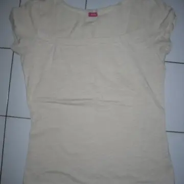 Tee shirt beige, Inconnue