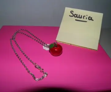 Collier Pomme, Inconnue