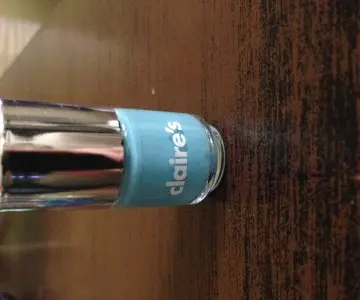 Vernis bleu, Claire's