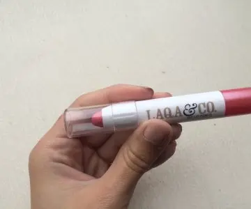 Gros crayon a lèvre rose, Laqa & Co