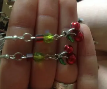Boucles d'oreilles cerises, Inconnue