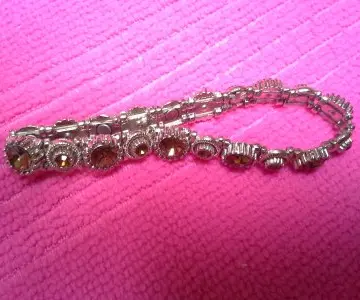 Bracelet strass, Inconnue