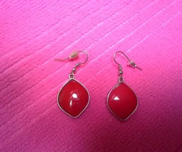 Boucles d'oreilles rouge, Inconnue
