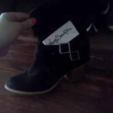 bottes marron, Inconnue