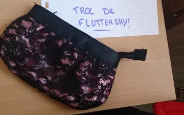 Pochette girly baroque, Inconnue