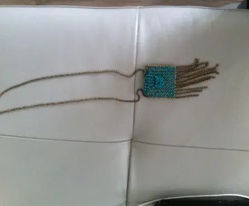 Collier sautoir, Sinéquanone
