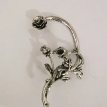 Boucle d'oreille rose, Inconnue
