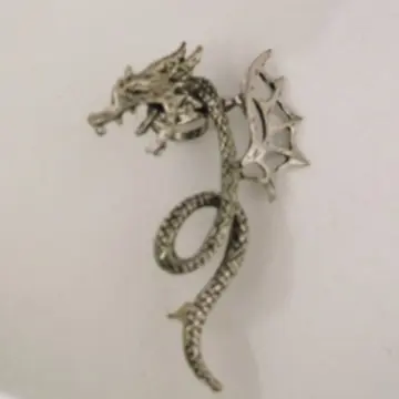 boucle d'oreille dragon, Inconnue
