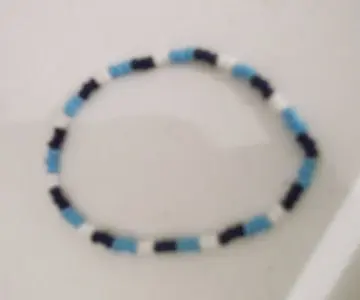 Bracelet elastique perles, Inconnue