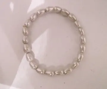 bracelet de perles blanches, Inconnue