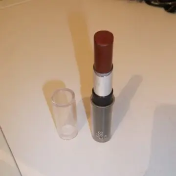 Rouge à levres Ess, ESS Cosmetics