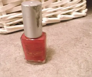 Vernis rose nacré, Inconnue