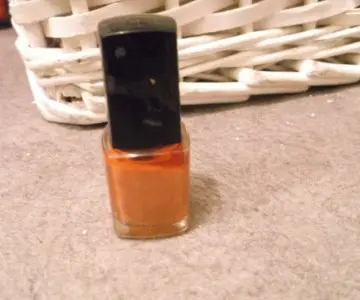 Vernis orangé nacré, Inconnue