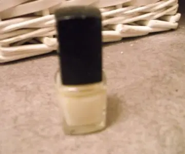 Vernis blanc nacré, Inconnue