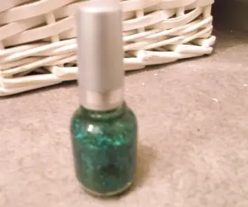 Vernis paillettes bleues, Inconnue