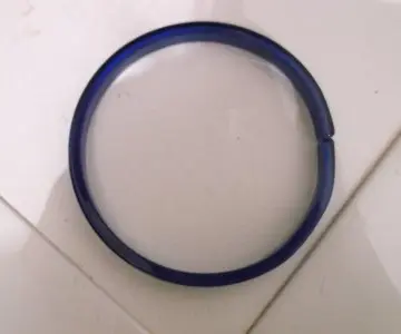 Bracelet bleu, Inconnue