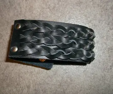 bracelet en cuir noir tressé, Inconnue