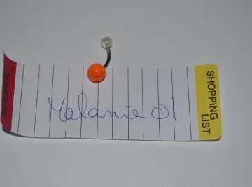 Piercing orange nombril, Inconnue