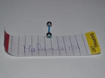 Piercing bleu pour la langue, Inconnue