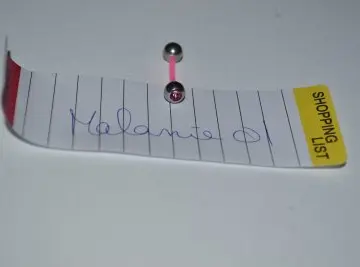Piercing rose pour la langue, Inconnue