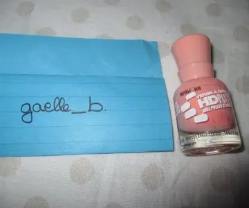 Vernis à ongles pastel, Modélite