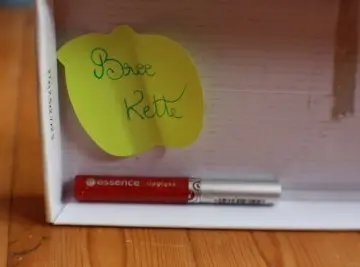 Gloss Kiss & Tell, Essence