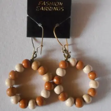 Boucles d'oreille bois, Inconnue