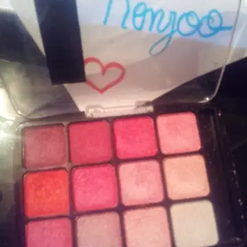 blackshow eyeshadow, Modélite