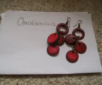 boucles d'oreilles en bois rouges, Inconnue