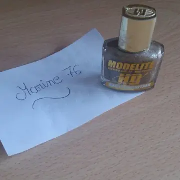 Vernis pailletté marron, Modélite