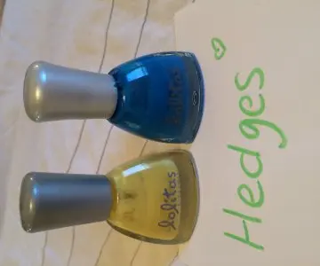 Vernis jaune & bleu, Lolita