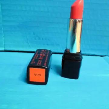 Rouge à lèvre orangé, Avril