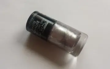 Vernis irisé gris rose pâle, C'est tout moi !