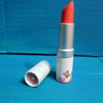 Rouge à lèvre irisé, Origin