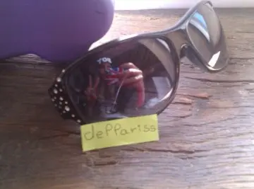 Lunettes de soleil, Inconnue